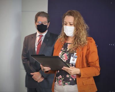 A coordenadora de Desenvolvimento de Pessoal leu o Termo de Posse 